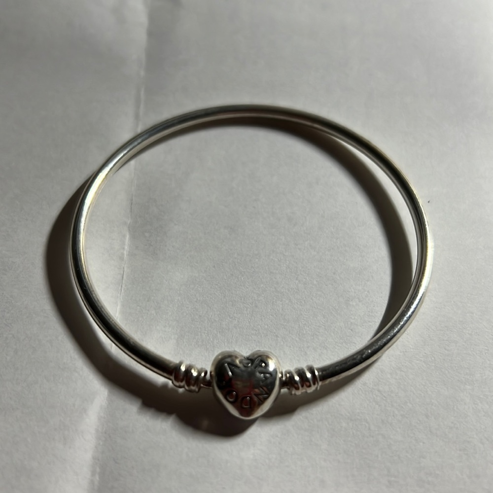 New Pandora bangle bracelet w/ heart clasp & 2 charms